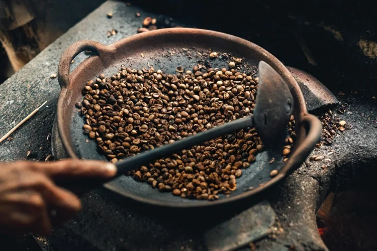 Un tas de grains de café sur un wok