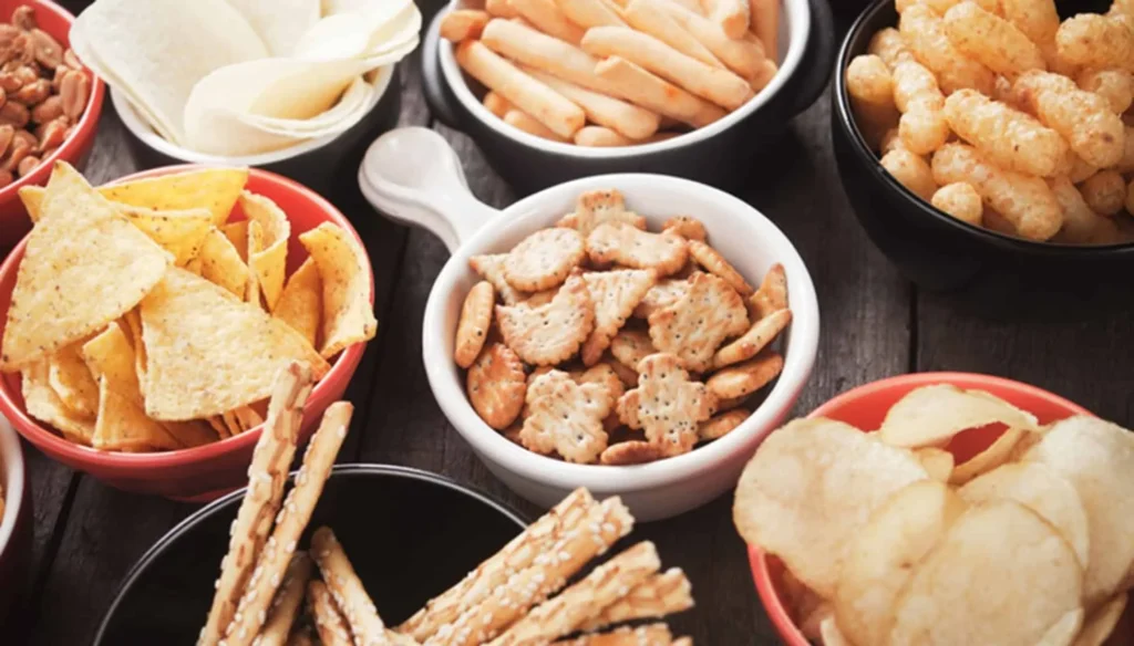 Verschiedene Arten von Snacks in Schüsseln auf dem Tisch 