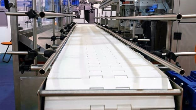 Ein Förderbandsystem in einer Produktionsanlage