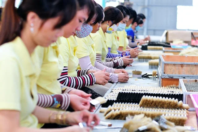 Femmes travaillant dans une usine