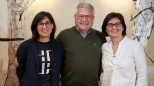 in the image: from left to right, the technical director cristina llopis, the president of the company vicente llopis and the executive director maria jose llopis.