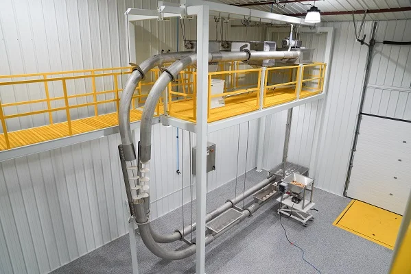 Un sistema de transporte tubular en una instalación de producción.