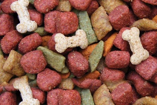 Un montón de comida seca para mascotas