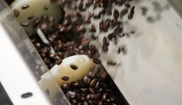  Gentle conveying of coffee beans
