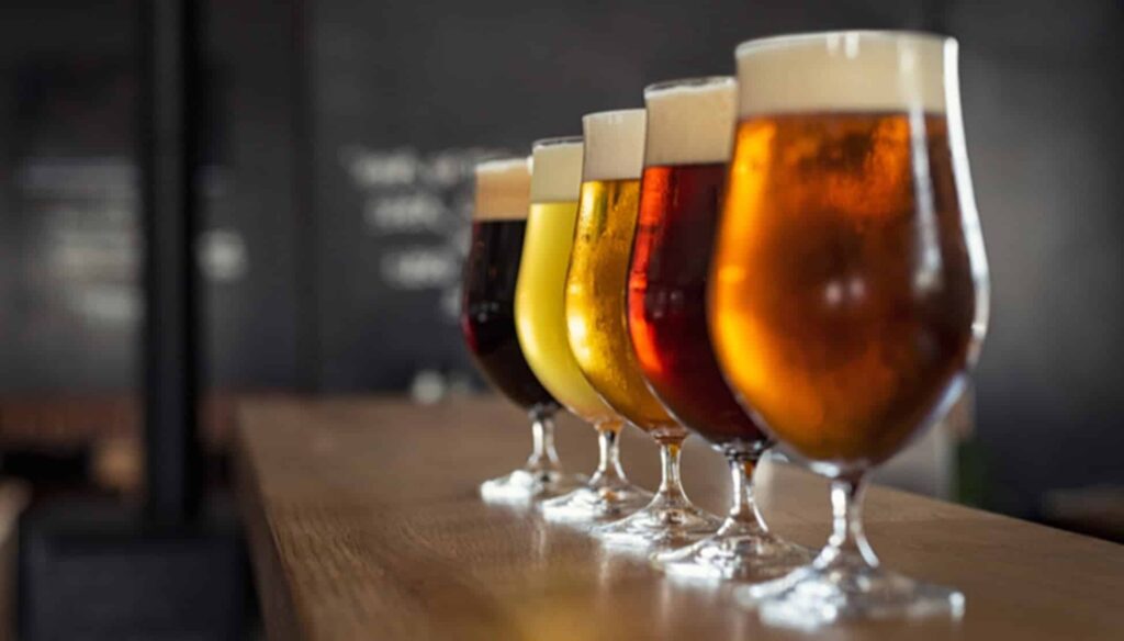 Fünf Gläser mit verschiedenen Bieren darin 