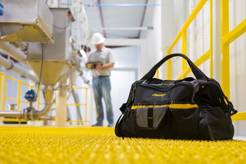 Una bolsa en una instalación de producción y un inspector que inspecciona las tecnologías de transporte